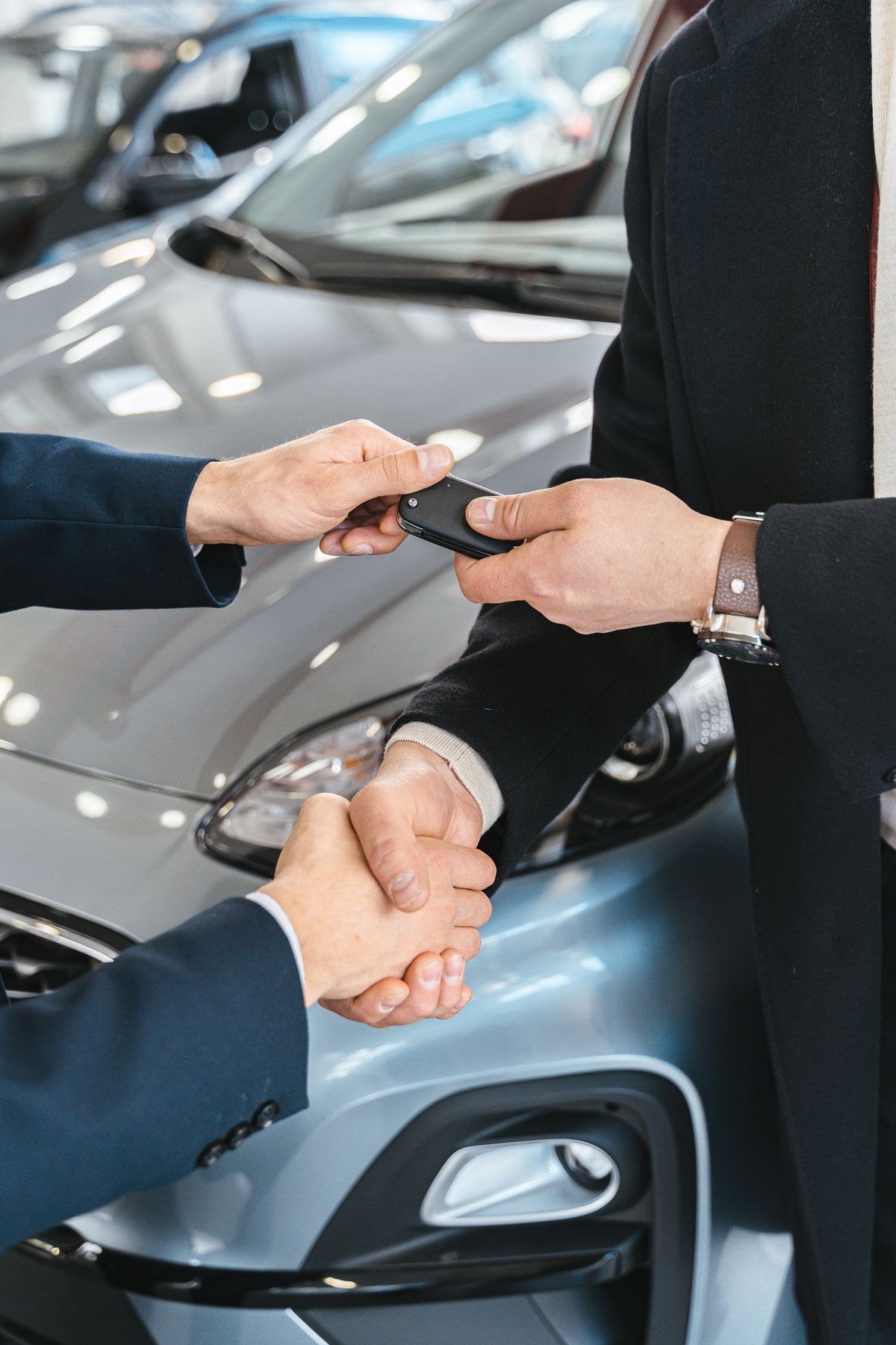 Remise des clés d'une voiture d'occasion entre le vendeur et l'acheteur