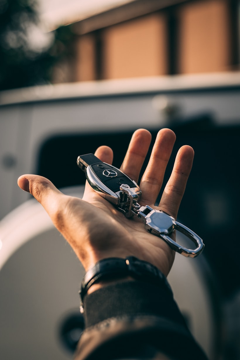 Remise de la clé d'une voiture, prêt de véhicule entre particuliers