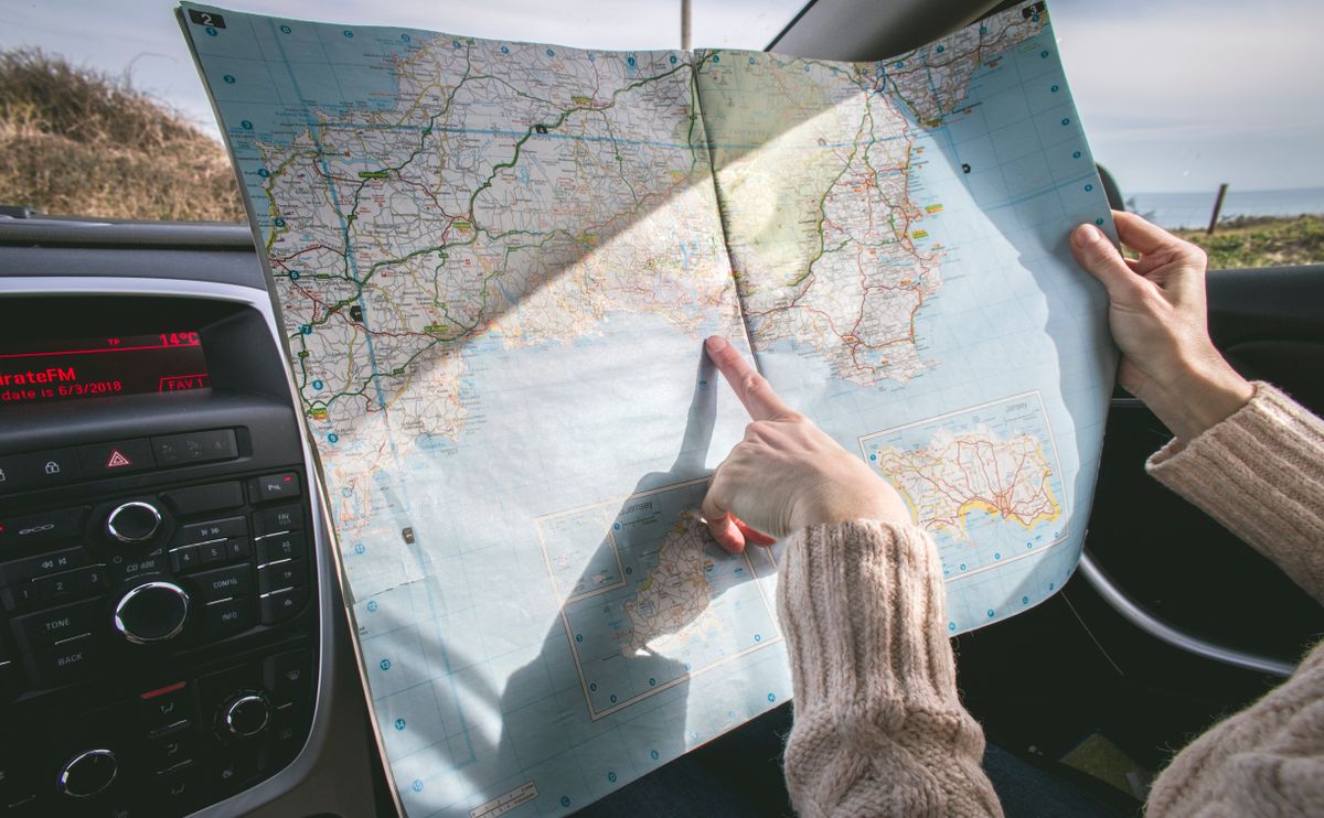 Carte routière dépliée pour préparer un voyage