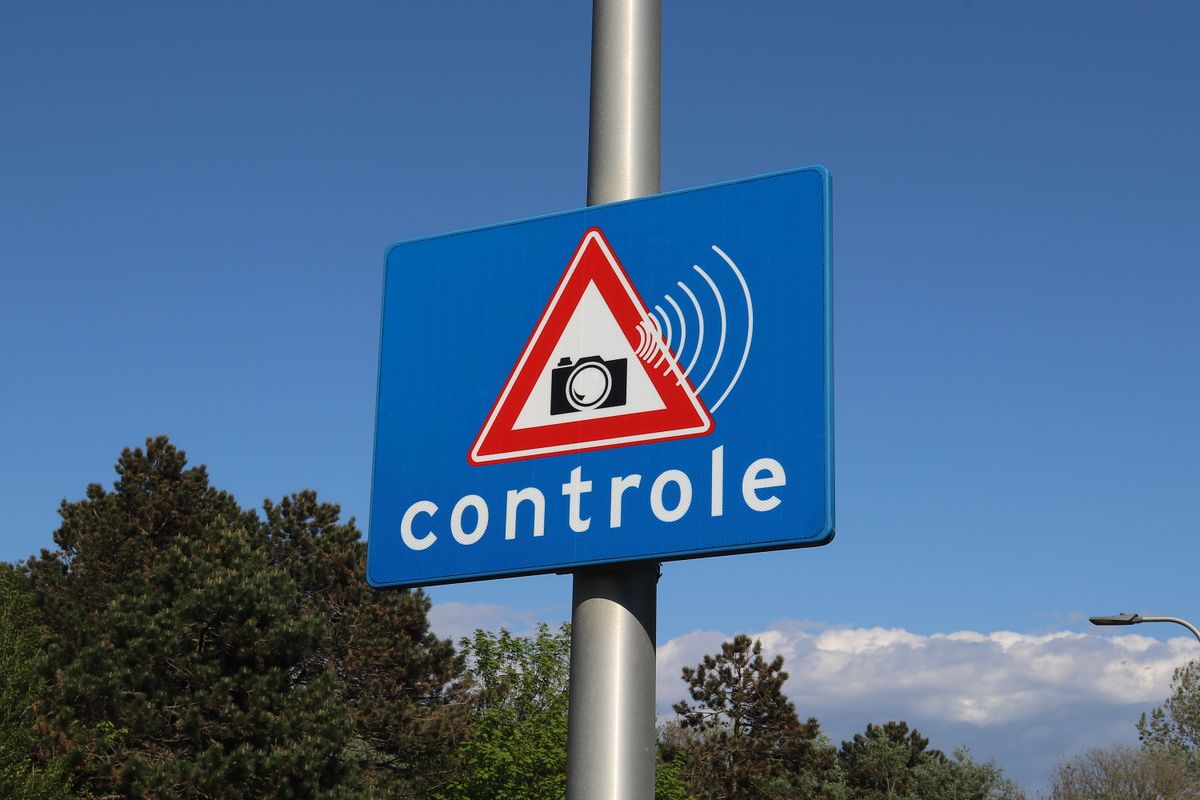 Panneau bleu annonçant un contrôle automatique par radar