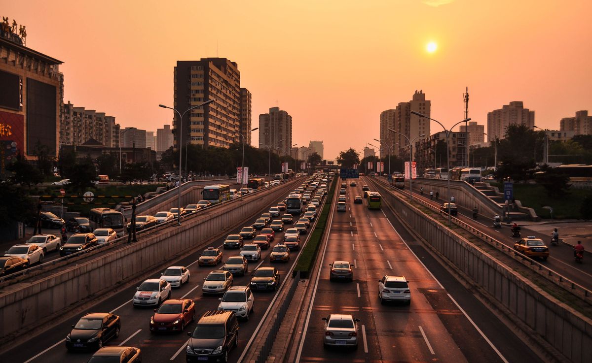 Circulation dense sur une autoroute au coucher du soleil, période de grands départs