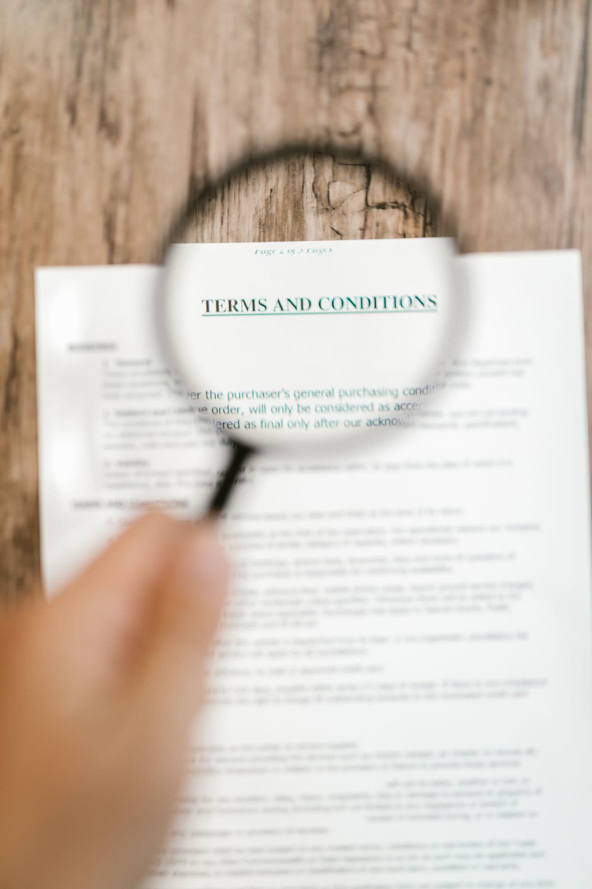 Loupe tenue au-dessus des conditions générales d'un contrat