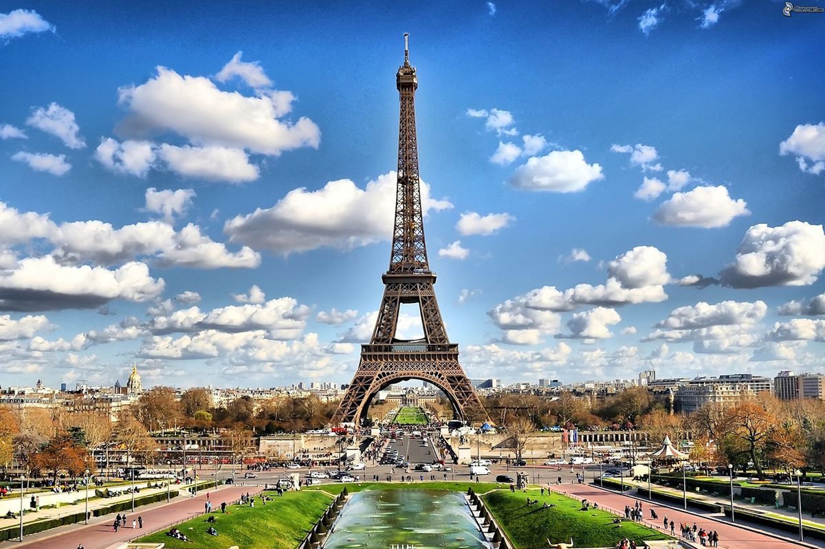 La tour Eiffel et la circulation parisienne par beau temps