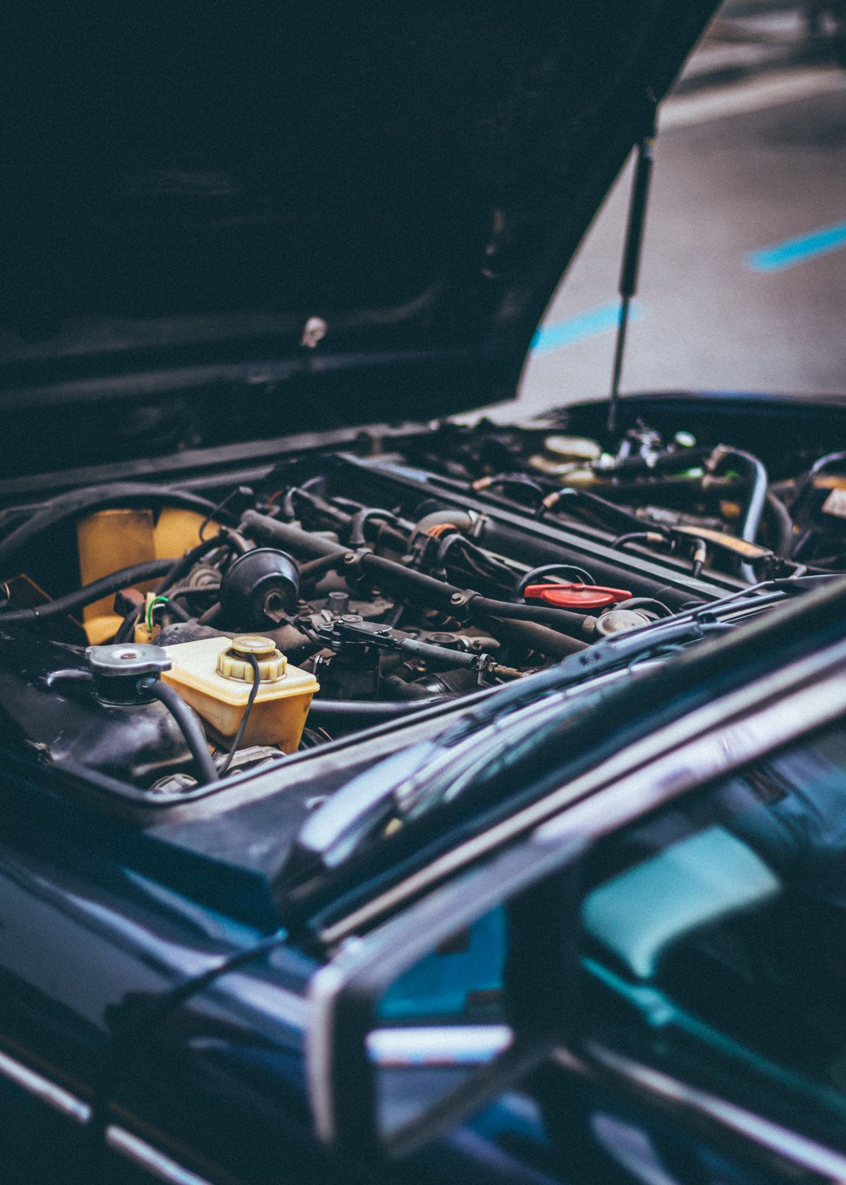 Capot ouvert sur un moteur, vérification mécanique